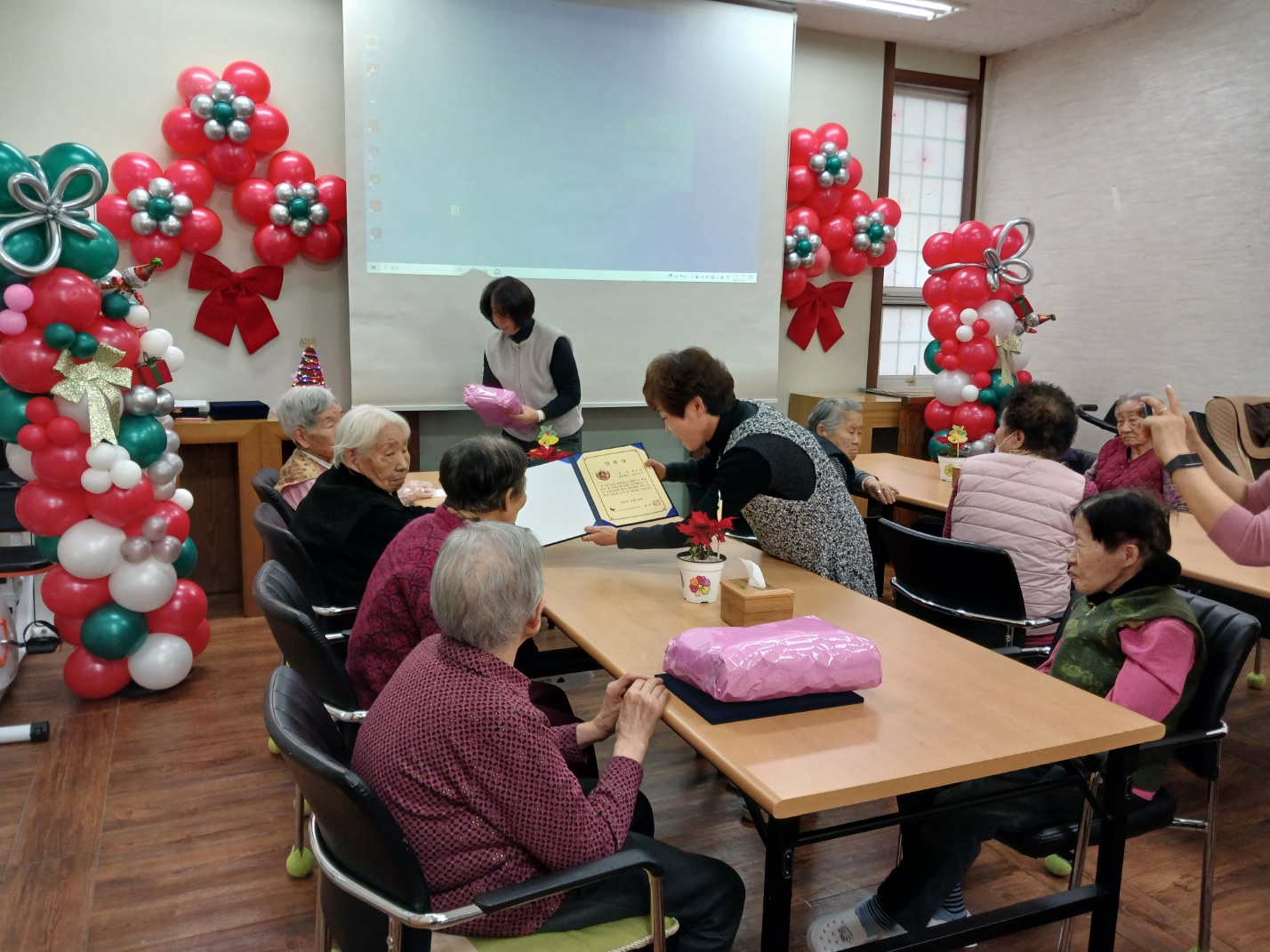 24년 송년회 시상.jpg