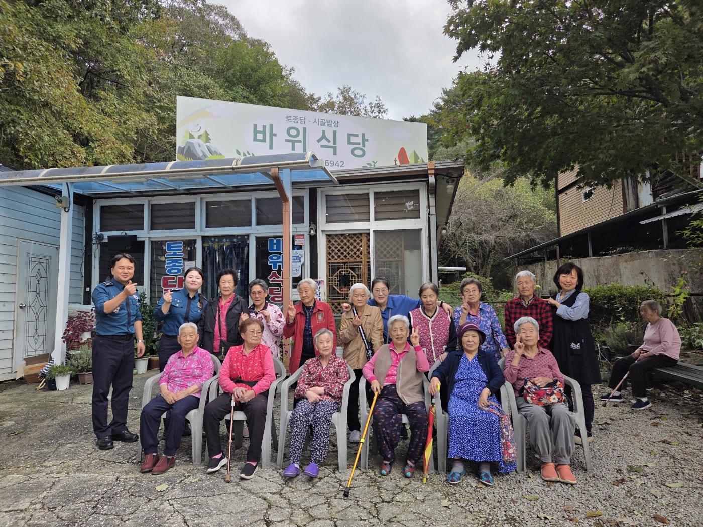 10월 외식 단체사진.jpg